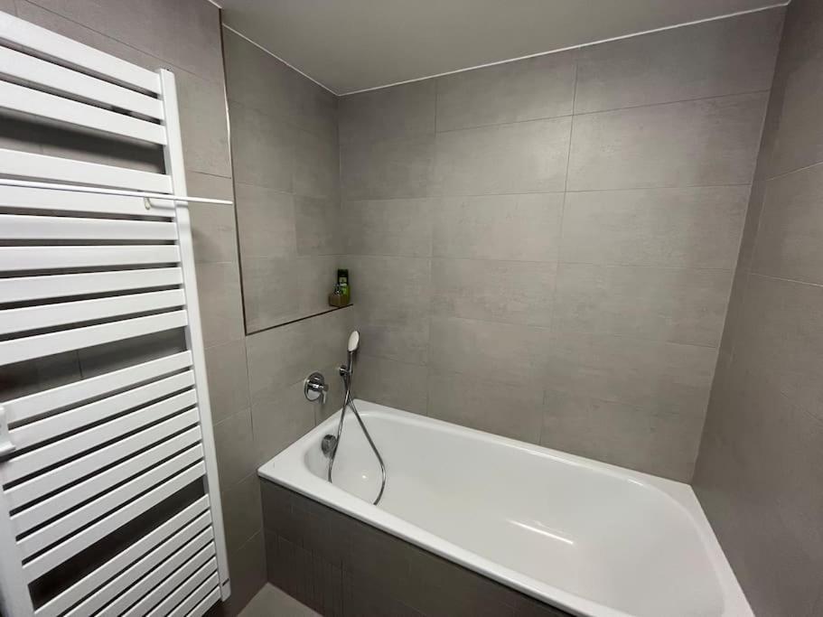 Modern Apartment • Garden • Near The City Center Praha Eksteriør bilde